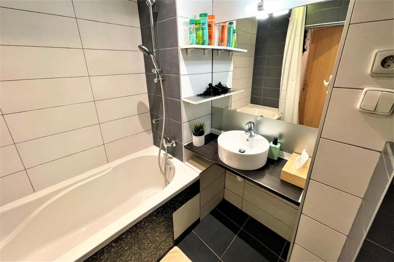 Apartment Helen - Old Town, Ac Братислава Екстериор снимка